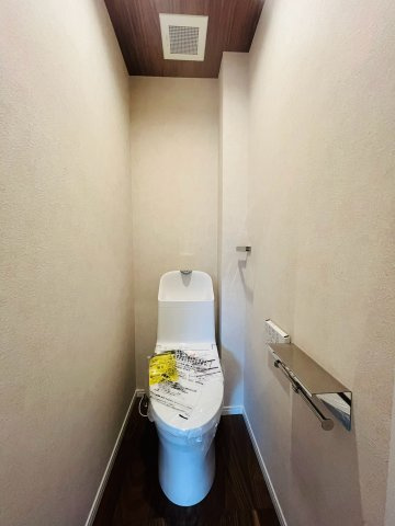 温水洗浄便座完備の洋式トイレ。手元で操作できる壁面リモコンで快適な使い心地。