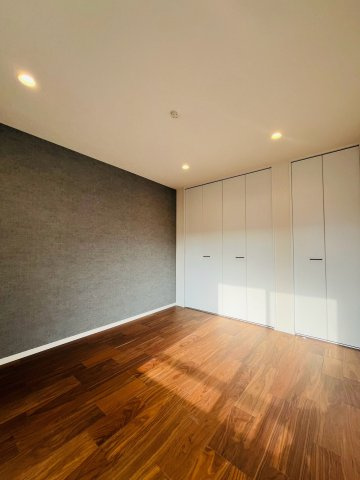 洋室（約7.0帖）：ニュアンスパターンがスタイリッシュなお部屋。インテリアも映えそうです。