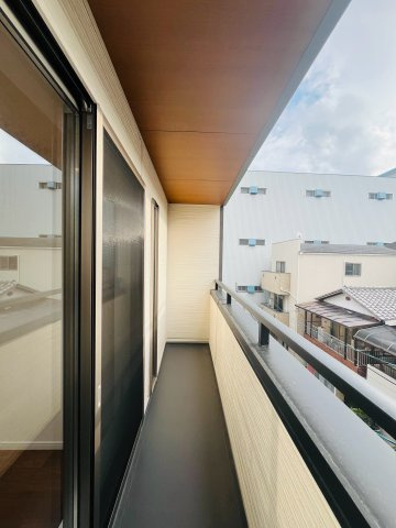 日当たり・風通しともに良好なバルコニー。洗濯物や布団もしっかり乾かせます。