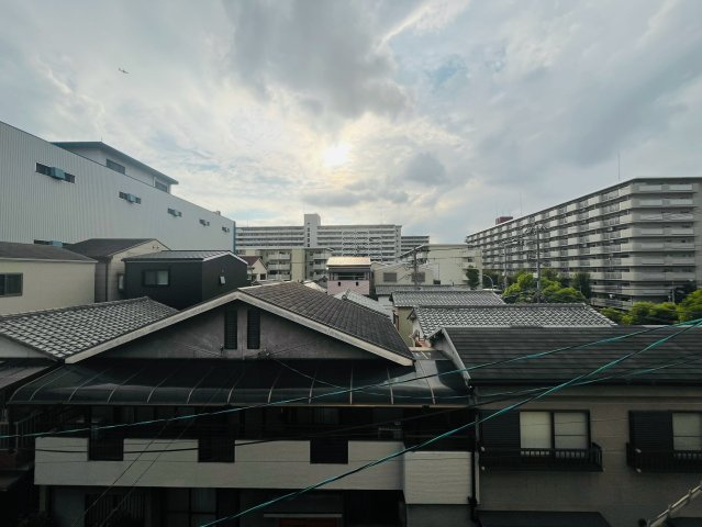 バルコニーからの開放感あふれる眺望。空の広がりを感じることができます。