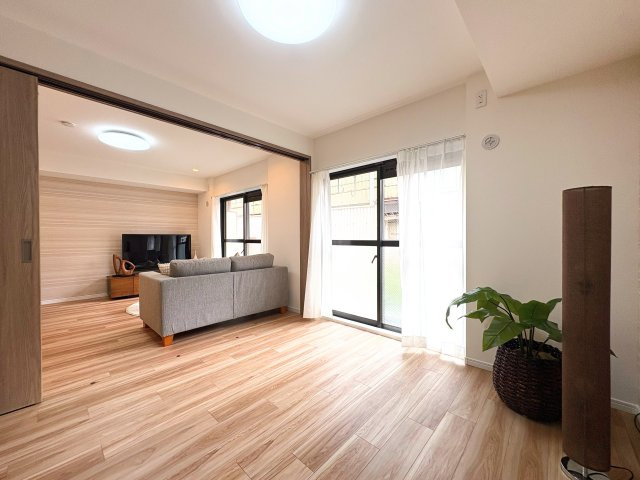 ◆室内はいつも明るい印象なので気持ちの良い朝を迎えられます。各部屋にはクローゼットを完備しており、収納が多いお家はすっきりして快適空間です。