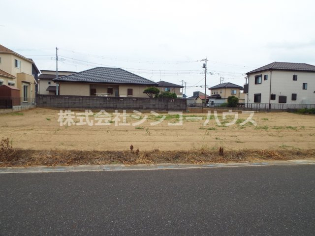スーパーやドラッグストア等も近くにあり生活環境も充実のエリアです。