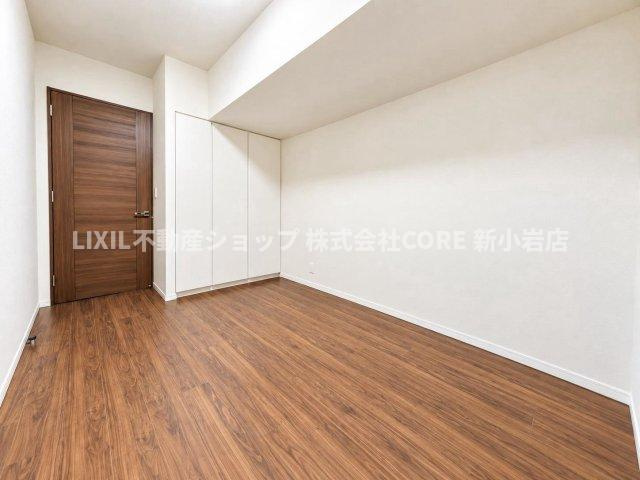 ・5.6帖と十分の広さです。収納もあるので、デスクもベットも十分に配置可能な空間になっています。