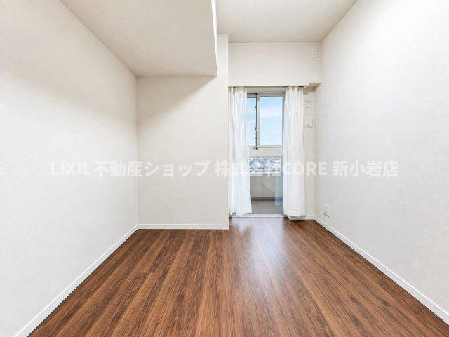 ・5.6帖と十分の広さです。収納もあるので、デスクもベットも十分に配置可能な空間になっています。