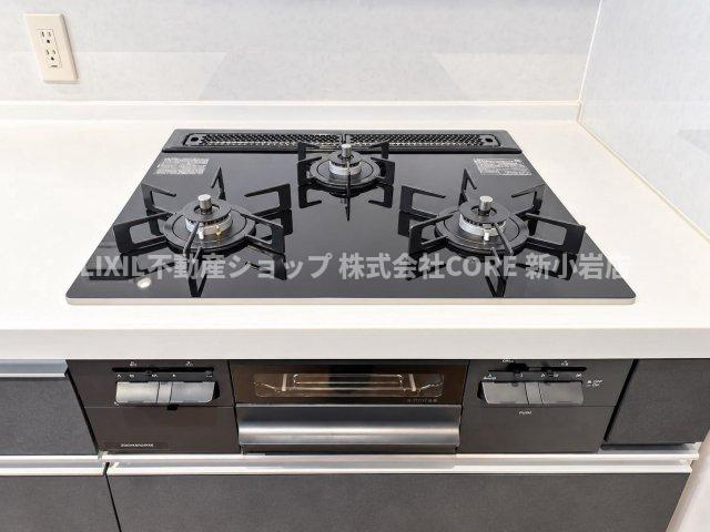 ・三口コンロで、お料理の効率もアップ！使い勝手の良さを考えました。お洒落なシステムキッチンです。