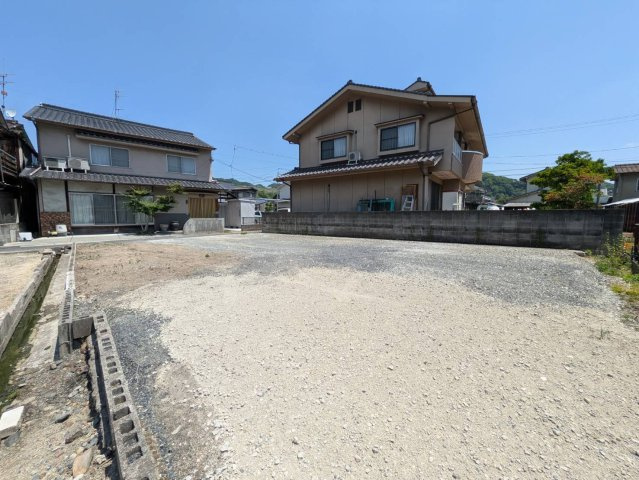164.23？の敷地を活かして、幅広い建築計画が可能な売土地です。周辺には商業施設が充実しており、毎日の生活動線も良好です。住宅街の中に位置しながらも開放感があり、陽当たりや風通しも期待できます。
