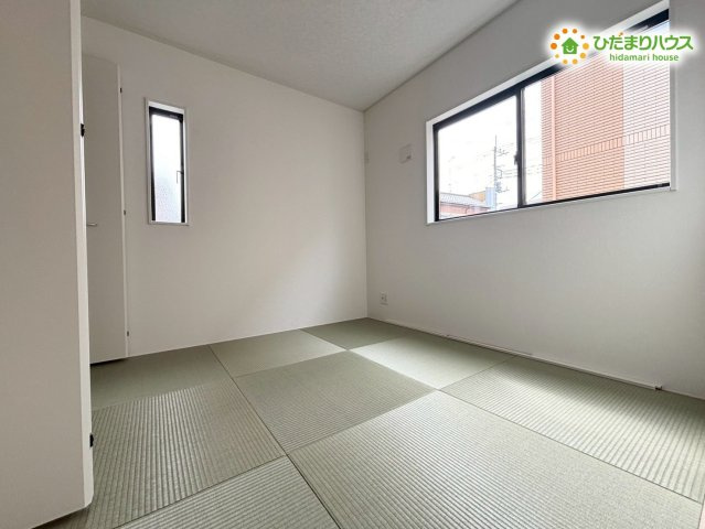 リビングのすぐ隣に配置された、い草の香りが心地よい和室です！小さなお子様のお昼寝スペースやプレイルームとして活用でき、転んでも痛くない柔らかい畳なので、毎日安心して見守ることができます♪
