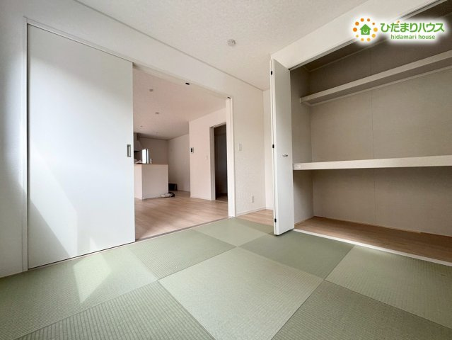扉を大きく開け放つことで、リビングと一体型の広い空間としても使える和室です！ライフスタイルに合わせて間仕切りを自由に変更できるため、来客時の寝室としてもマルチに大活躍するお部屋です♪