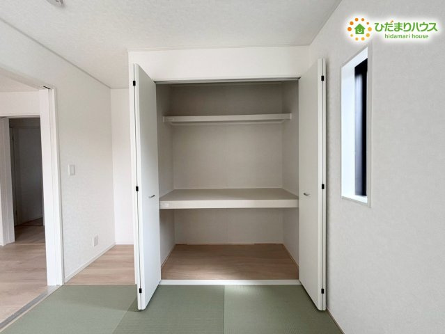 和室内にしっかりと設けられた、布団や季節家電をたっぷりしまえる押し入れです！来客用の寝具や、お子様のおもちゃなどをサッと片付けられるため、お部屋の生活感を抑えて綺麗にキープできます♪
