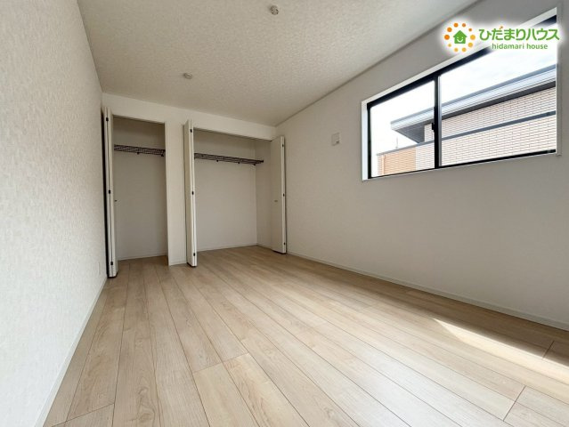 2面採光で明るい陽射しが部屋の奥まで届く、広々とした洋室です！ダブルベッドを置いてもスペースにゆとりがあるため、夫婦二人の寝室にぴったり。静かな環境で毎日心地よい眠りにつくことができます♪