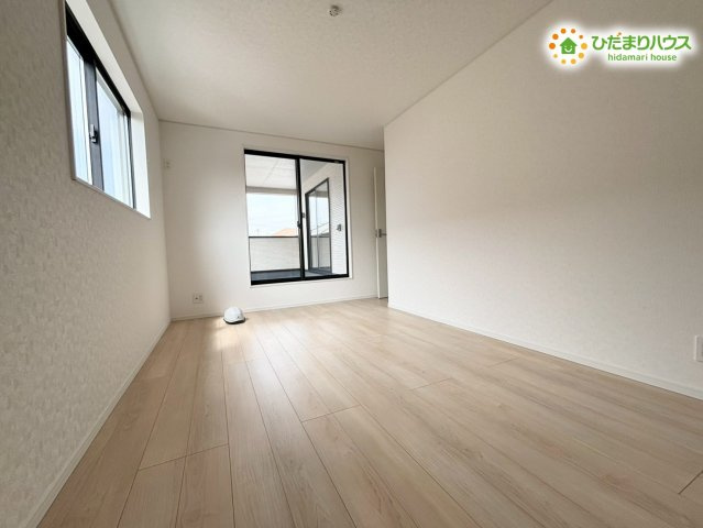 大きな窓から心地よい風が通り抜ける、明るいフローリングの洋室です！飽きのこないシンプルな内装デザインなので、お好みのカーテンや家具を自由に配置して、好みの空間コーディネートを楽しめます♪
