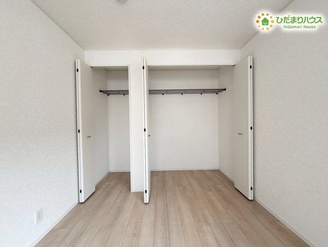 2つの扉で開閉しやすく、たくさんの衣類をハンガーのまま掛けられる大容量のクローゼットです！コートやスーツをシワにせず保管でき、上下の棚にはバッグや帽子などもスッキリと整理整頓できます♪