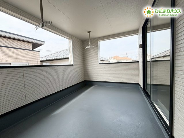 陽当たりが良く、洗濯物がカラッと乾きやすいワイドなバルコニーです！屋根のあるインナータイプなので、急な雨が降っても衣類が濡れにくく、お仕事やお買い物で外出している間も安心して干せます♪