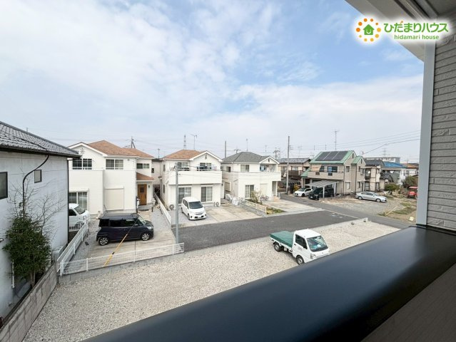 バルコニーからの見晴らしの良い景色です！周辺には視界を遮るような高い建物がないため、毎日気持ちの良い青空を眺めることができます。風通しも良好で、お部屋全体の換気もバッチリ行えますね♪