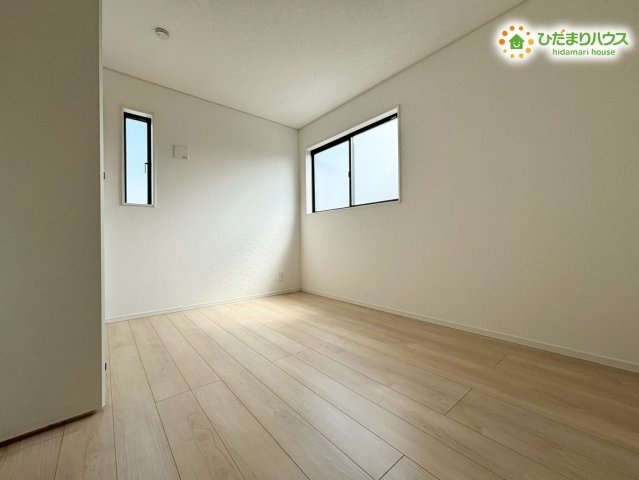 2階にある、2面採光で明るい光がしっかりと差し込む洋室です！コンパクトながら機能的な造りになっており、勉強机やベッドを無理なく配置できるため、お子様が個室として使うのにも最適なお部屋です♪