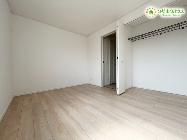 2階洋室の別角度のカットです！クローゼットの扉を開けてもベッドにぶつかりにくいレイアウトなので、お部屋のスペースを有効活用できます。毎日をのびのびと快適に過ごせる工夫が詰まっています♪