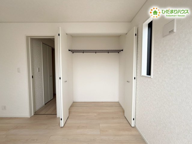 洋室内に設置された、奥行きがあって使い勝手の良いクローゼットです！制服や普段着を綺麗に収納できるため、お子様が自分自身でお片付けをする習慣が自然と身につく、嬉しい設計になっていますよ♪