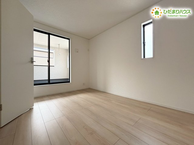 大きな引き違い窓から自然の光が差し込む、明るい雰囲気の子供部屋です！フローリング仕様なのでお掃除がしやすく、掃除機をサッとかけるだけで毎日のお手入れが完了するため、家事の時短が叶います♪