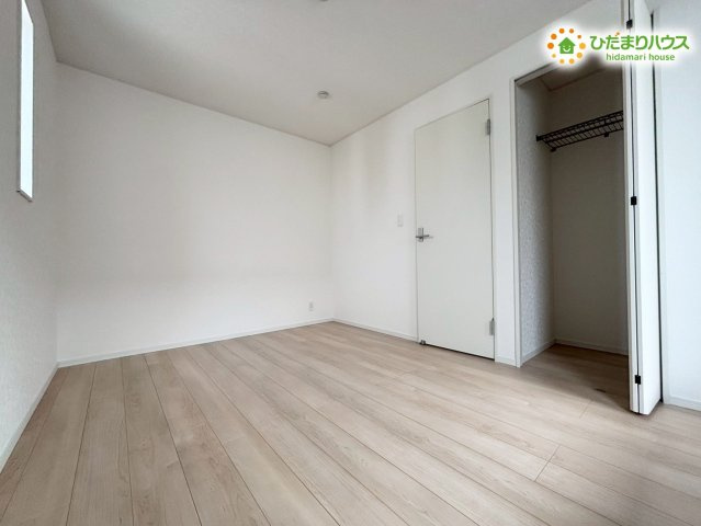 2階にあるもう一つの洋室です！全居室に収納がしっかりと確保されているため、家族一人ひとりの荷物をそれぞれの部屋に綺麗にまとめられます。趣味の部屋や、テレワークスペースとしても大活躍です♪