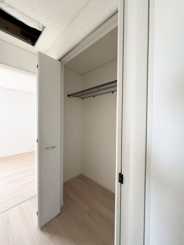 2階にある別のクローゼット内部です！ハンガーポールがしっかり固定されているため、丈の長いロングコートやワンピースなども、床に擦れることなく綺麗な状態のまま、たくさん吊るして保管できます♪（