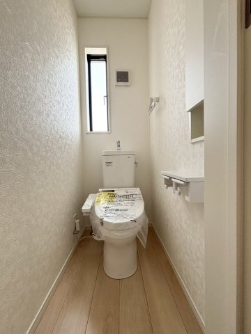 2階に設置された、窓があって明るく衛生的なトイレです！各階にトイレが用意されているため、朝の忙しい通勤・通学時間帯でも、家族間での順番待ちのストレスがなくなり、毎日快適にスタートできます♪