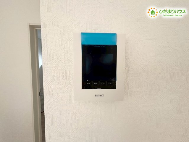 来客の顔がはっきりと確認できる、壁掛けのTVモニター付きインターホンです！お子様のお留守番時や夜間の急な訪問でも、慌てずに落ち着いて対応ができて安心です♪