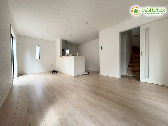 奥行きがあり、大きな家具を置いてもゆとりのある広々としたLDKです！フローリング仕様でお掃除がしやすく、お気に入りのソファやテレビボードを配置して、家族みんなが快適にリラックスできる空間です♪