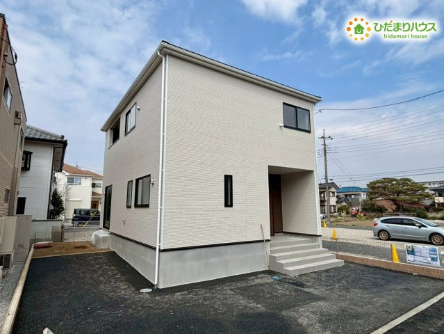 別角度から捉えたスタイリッシュな外観デザインです！玄関まわりが道路から少し奥まった設計になっており、プライバシーが守られやすい構造です。前面道路との高低差も少なく、日々の出入りがスムーズです♪