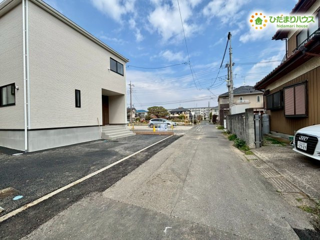 前面道路を含めた現地の周辺写真です！舗装された平坦な道路が続いており、見通しも良いため、毎日のお散歩や小さなお子様の通学時も安心です。交通量も比較的少なく、落ち着いた住環境が保たれていますね♪