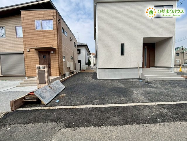 軽自動車や普通車を並列で駐車できる、ゆとりのあるカースペースです！前道からの進入もしやすく、日々のお買い物帰りでもスムーズに駐車が可能です。自転車やバイク置き場としても重宝しますね♪