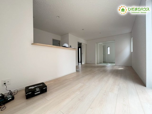 対面式キッチンを採用した、明るく開放感のあるリビングダイニングです！料理をしながらリビングにいるお子様の様子を見守れるため、配膳や片付けなどの家事動線もスムーズで毎日の負担が減ります♪