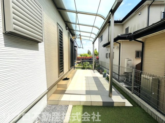 テラスは屋根付きで急な雨も安心！お洗濯ものが良く乾きます！