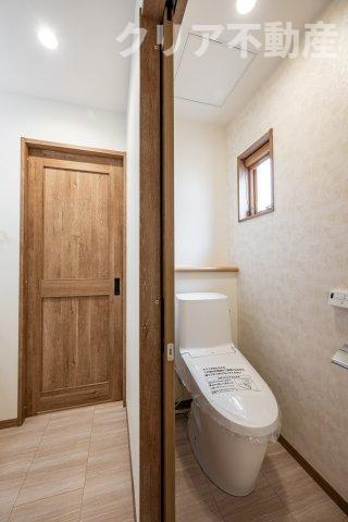シャワー＆暖房便座付きのトイレです！