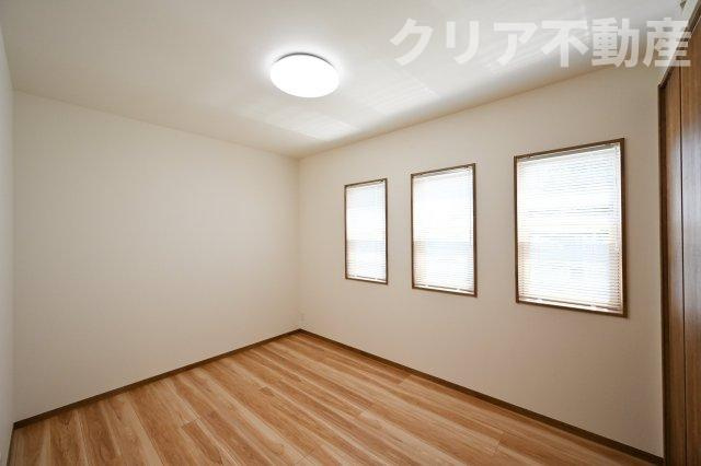 採光豊かな洋室は日当たりがよくあったか♪