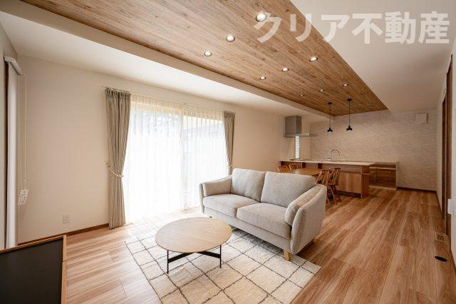 日当たりがよく広いリビングは家族が自然と集まる居心地の良い空間です♪
