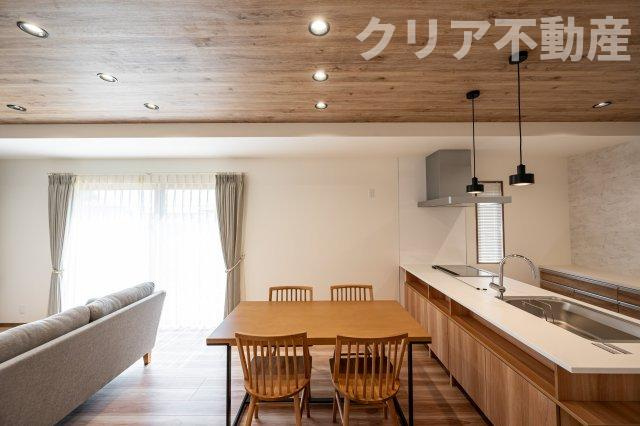 家族揃っての食事が楽しくなる広々としたダイニング♪