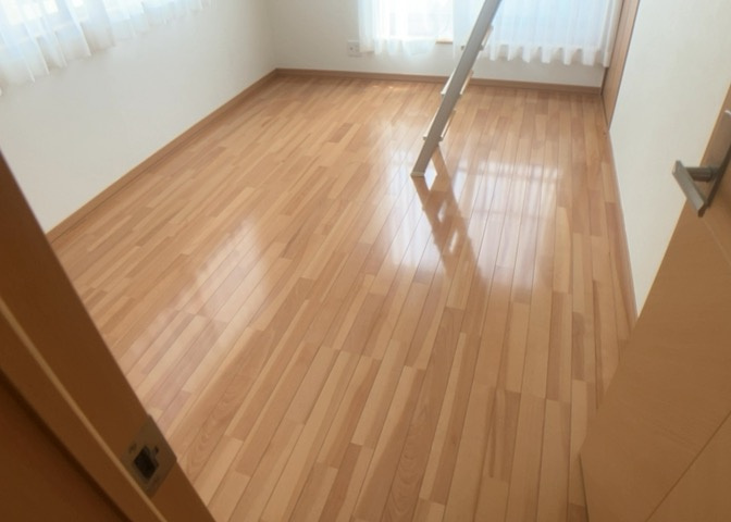 洋室のメリットは重い家具が置きやすく、身の回りが整理しやすいことです。　床がフローリングのため畳とは異なり凹みにくいです。　クローゼットなど収納が豊富で、普段使わない旅行カバンや服の整頓も簡単にです。
