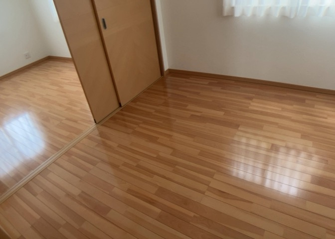 寝室でゆっくりと過ごすためにはベッド周りの適度な空間を担保することや窓の位置、照明の明るさ、寝室の広さなどを考える必要があります。自身や家族の構成とライフスタイルに併せて寝室にする部屋を選びましょう！