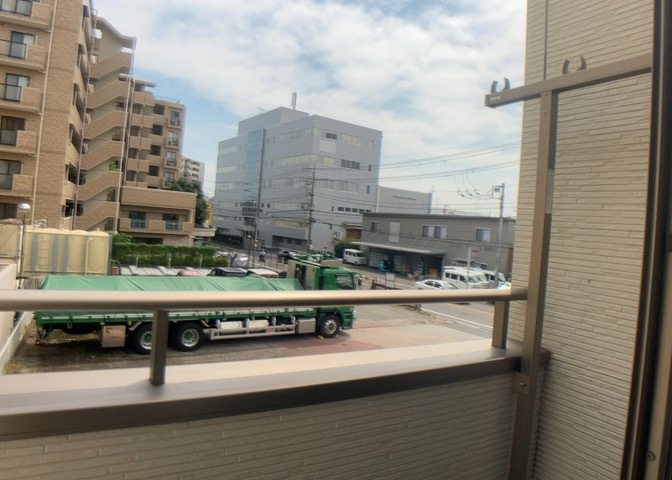 バルコニーは、室外の専用スペースのうち、「屋根がなく開放された空間」であるものを指します。ベランダより広いタイプのものが多く、日当たりもよいため家庭菜園などを楽しみたい人にとって適した環境となります。