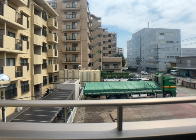 眺望を気にして物件を探す場合、前面に建物が建っていないか現地で確認しましょう！前面に建物があると景色はもちろん、日当たりや風通しにも影響が出てきます。住んだ時のことを想像しながら現地見学をしましょう。
