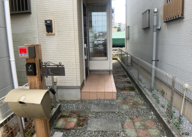 庭があることでガーデニングや家庭菜園はもちろん、こどもの遊び場やペットを放して遊ぶことができます。また、家の周囲に余裕があるということです。隣地との間があれば、十分な日当たりと、風通しが確保できます。