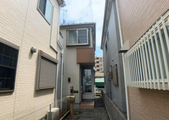 住宅用の土地では前面道路に2m以上接していなければならないと法律で定められています。しかし、お持ちの車のサイズやライフスタイルなどにより、2mでは利便が悪い場合もございますので、事前に確認しましょう。
