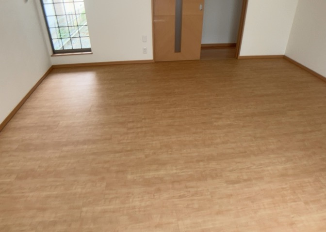 ダイニングとキッチンの間を扉や壁などで仕切らず、一体化させた間取りです。キッチンカウンターがついている物件ならば、食事をキッチンカウンターで取ることで、ダイニングスペースをリビングとして使用できます。