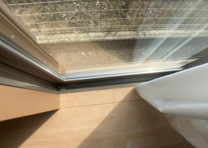 サッシは、ガラス窓に使用される金属製の窓枠です。一般的に住宅建築では、金属製建具工事の段階でガラス類・玄関などと同時に設置されます。種類や構造により断熱性能や遮音性能が異なるので現地でご確認ください。