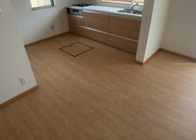 直線タイプはLとDKを一直線に並べた形で対面キッチンのタイプです。一般的なのでよく見かけるかもしれません。直線タイプに似た直接アイランドタイプは、キッチンとダイニングの間に壁がない分広く感じられます。