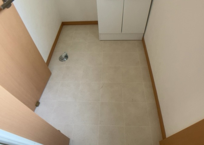 多くの戸建て住宅で見かける洗面脱衣所は、洗面台と洗濯機が2畳ほどのスペースに並べられていて、洗面所が脱衣所を兼ね備えている間取りが一般的です。お客様が利用することもある、パブリックな空間でもあります。