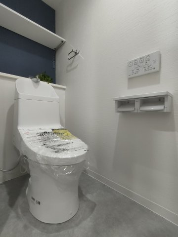 【トイレ】　シンプルで清潔感のあるトイレ空間です。