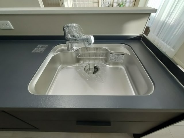 【シンク】　広々としたシンクで、洗い物や調理もスムーズに。