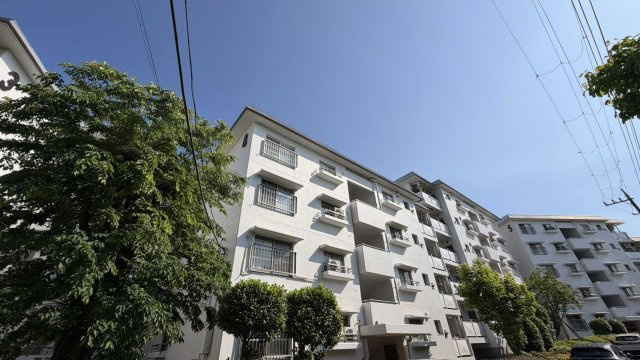 周辺はマンションや戸建が立ち並び静かで落ち着いた閑静な住宅街　