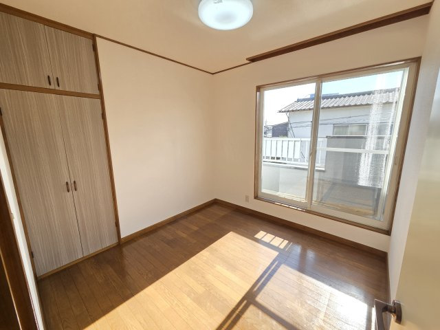 2階4.5帖の洋室です